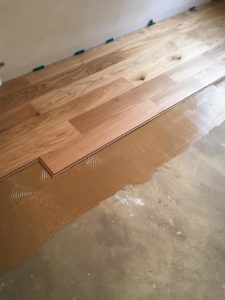 chantier pose parquet collé