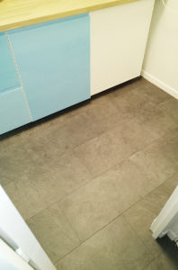 Pose revêtement de sol contemporain