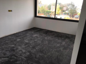 bureau pose d'un revêtement moquette