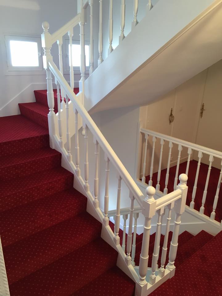 relooking complet escalier revêtement moquette rouge