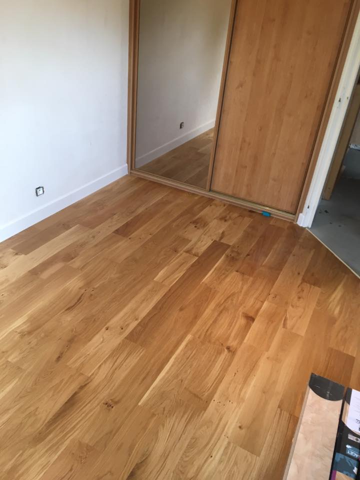 réalisation de pose de parquet collé chambre